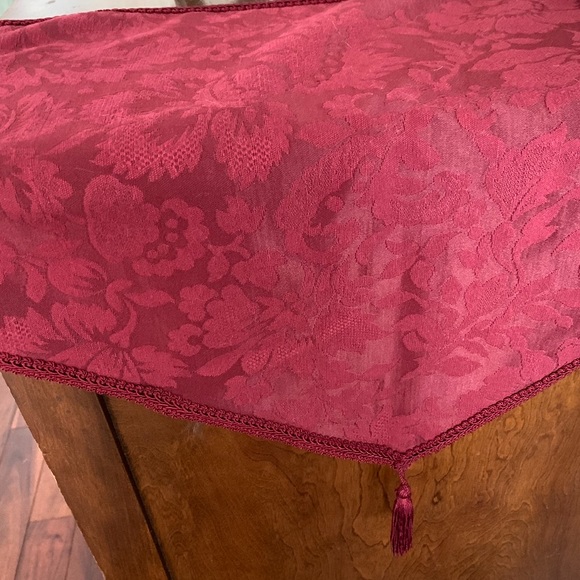 8 beautiful damask tassel placemats - Picture 3 of 5